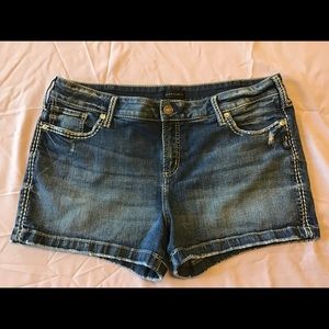 Women’s Silver jeans Co shorts size 33 x 3 3 1/2”
